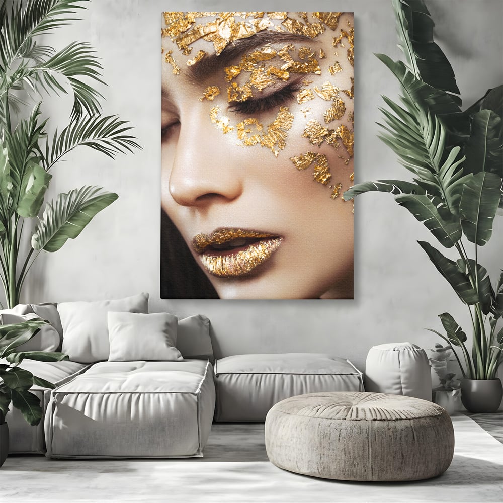 Tablou canvas cu portret feminin cu aplicatii aurii, fara rama, pe sasiu de lemn, pe perete intr-un living